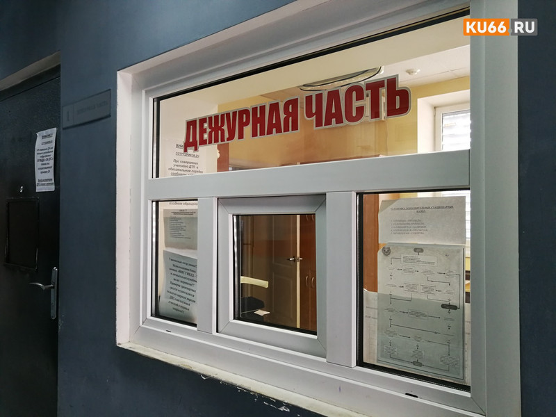 Lada Vesta сбила 11-летнего ребенка на пешеходнике по пр. Победы в Каменске-Уральском. На место приехали родители, медики и полиция