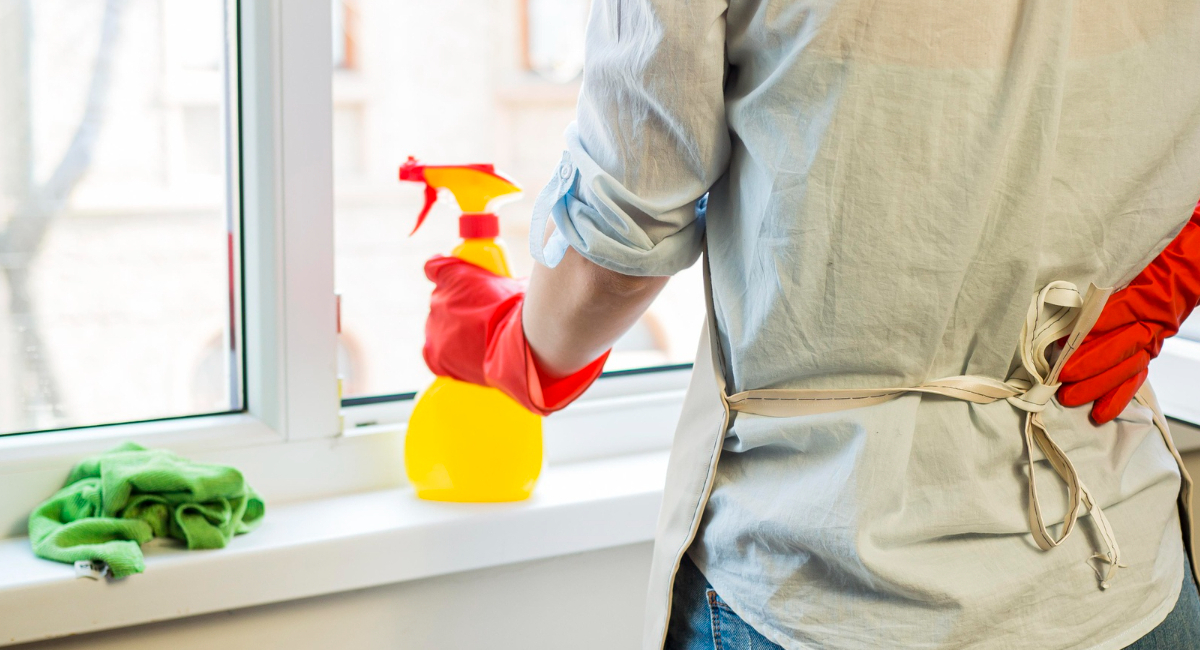 Просто мешаю с водой 1:1 — и замызганный подоконник белее снега: без желтых пятен и кругов от горшков