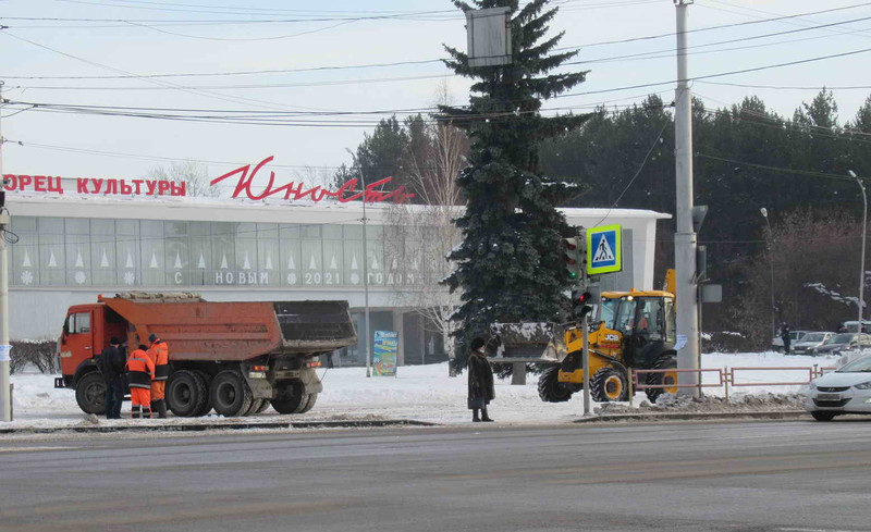 Многие работы по уборке снега в Каменске-Уральском власть проводит только по предписаниям ГИБДД. В мэрии обещают начать чистить тротуары...