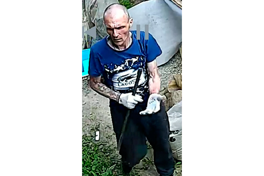 Лысый, в футболке «Lacoste»: в Каменске-Уральском разыскивают мужчину, которого полицейские подозревают в краже