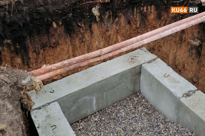 В метре от жилого дома в Каменске-Уральском коммунальщики вырыли яму. «У моих родителей все рушится и сыплется от этих работ»