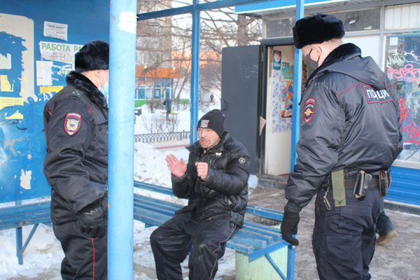 Полицейские остановились, чтобы поднять мужчину, упавшего в снег среди проезжей части на пр. Победы в Каменске-Уральском. Был пьян?