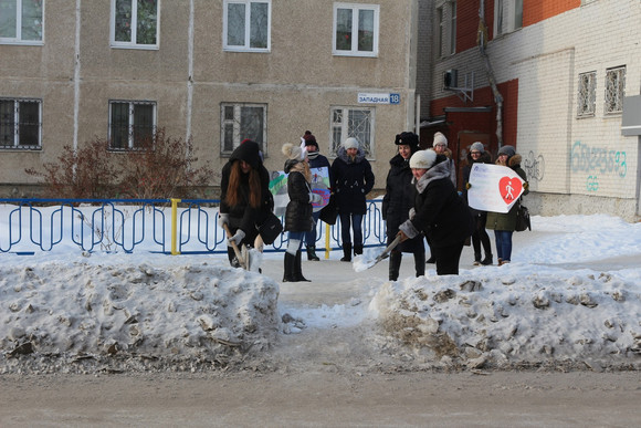 «Люди переходят по правилам, козы — где придется». В Каменске-Уральском студенты забросали снегом несанкционированную тропу для пешеходов