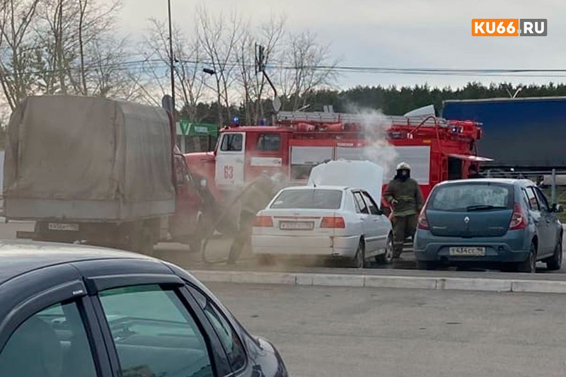 Накануне в Каменске-Уральском на парковке ТЦ сгорела иномарка