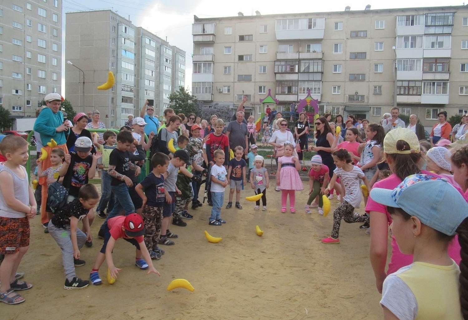 После обустройства двора по ул. Кирова в Каменске жители стали словно другими: проводят для детей праздники и лично следят за чистотой