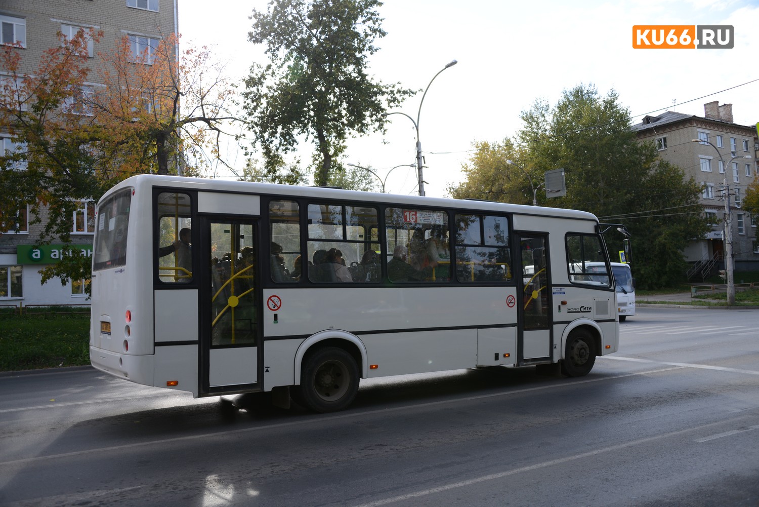 Дорожные войны устроили водители автобусов в Каменске-Уральском – говорят не поделили пассажиров. Один схватился за отвертку... Дорожные войны устроили водители автобусов в Каменске-Уральском – говорят не поделили пассажиров. Один схватился за отвертку...