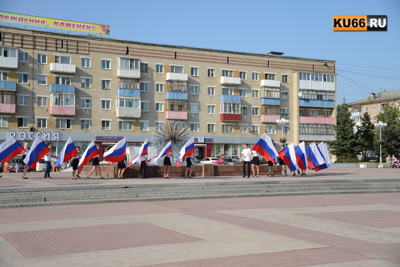 В День государственного флага в Каменске на центральной площади горожан поздравил мэр: «Желаю патриотизма, добрых дел на благо страны»