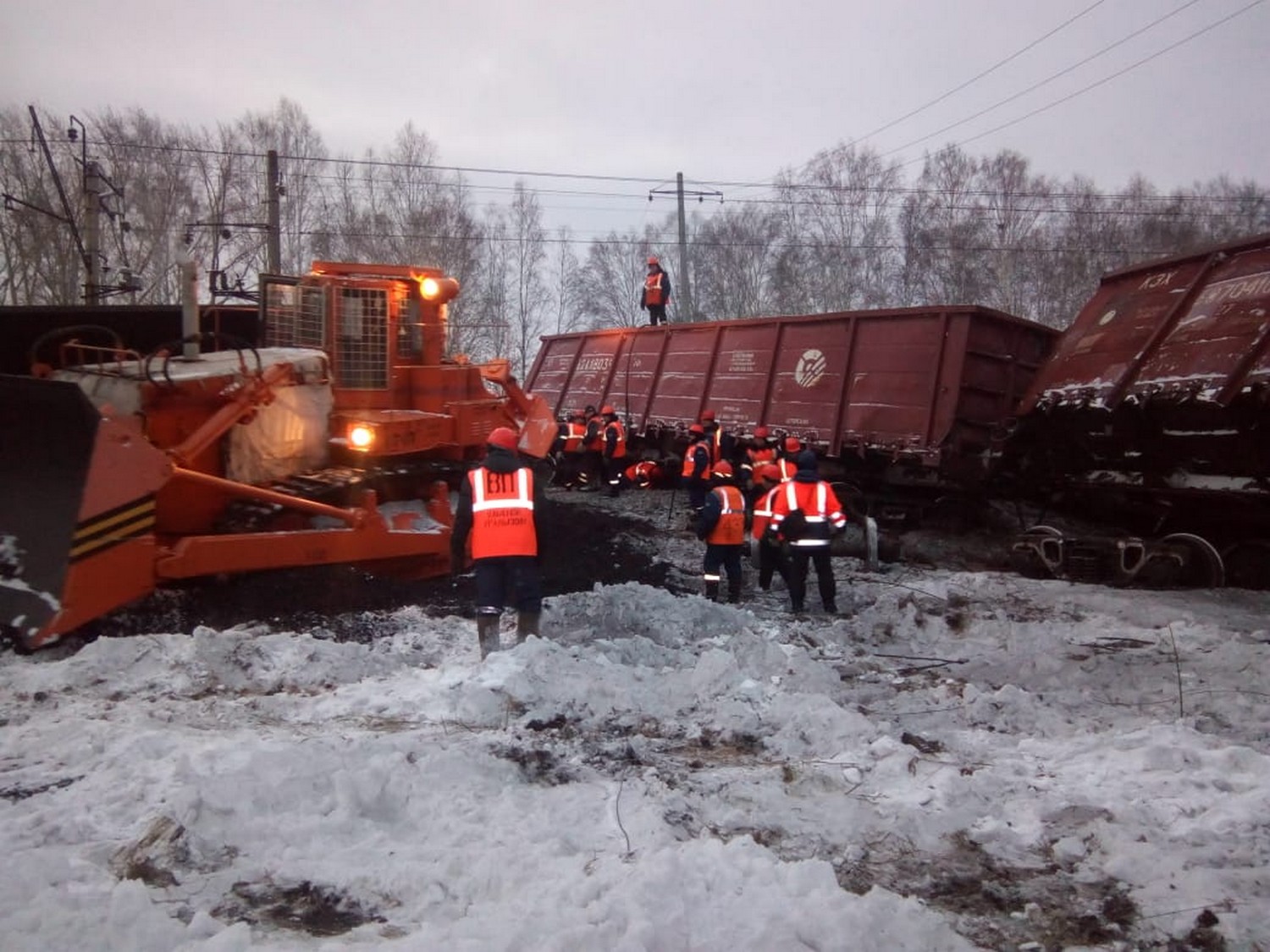 Железнодорожники частично восстановили движение под Каменском-Уральским, где ранним утром с рельсов сошли 16 вагонов с углем