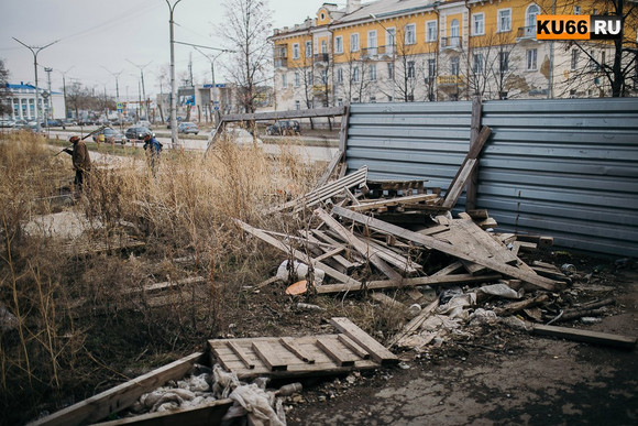 «Ворота города почти, позорище!» Гостей Каменска у железнодорожного вокзала встречает заброшенная стройка. Может, чиновники займутся?
