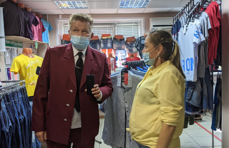 Смотрят, носит ли персонал и покупатели маски. Очередной рейд по соблюдению масочного режима прошел в ТЦ Каменска-Уральского Смотрят, носит ли персонал и покупатели маски. Очередной рейд по соблюдению масочного режима прошел в ТЦ Каменска-Уральского