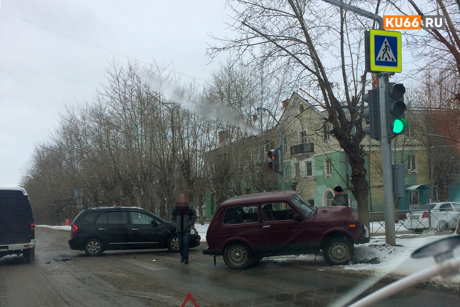 Не рассчитал? В Каменске-Уральском старенький дедушка на «Ниве», выезжая на «главную», столкнулся с Kia, а затем влетел в светофор