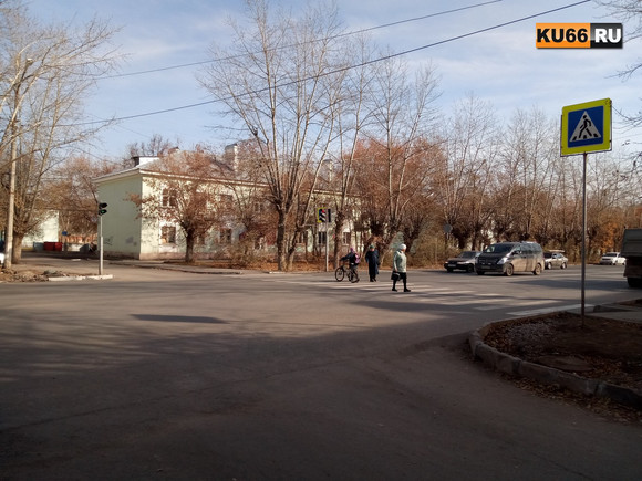 «Чтобы нажать кнопку нужно перейти дорогу». На улице Лермонтова в Каменске-Уральском светофор от пешеходной дорожки отделяет проезжая часть