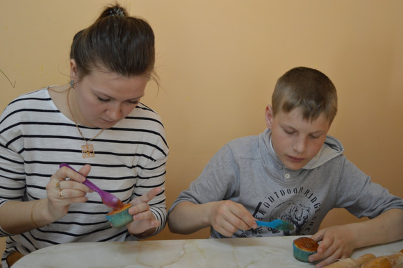 К воспитанникам детского дома в Каменске-Уральском пришел именитый пауэрлифтер, после чего уступил место кулинару-«волшебнику»