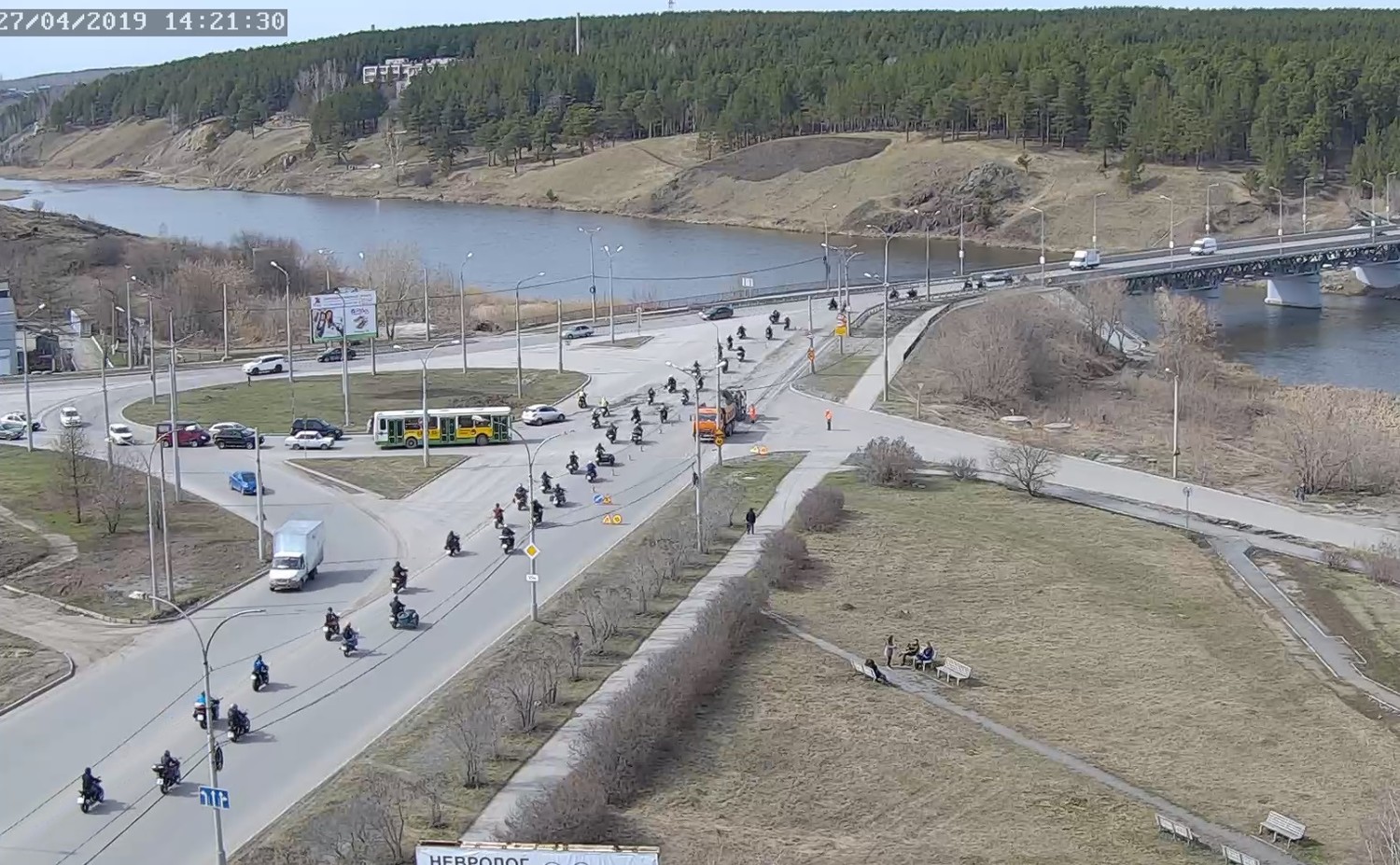 Байкеры из клуба «Черные ножи» зрелищно промчались по Каменску-Уральскому. «Ехали шумно, прохожие невольно останавливались и глазели...»