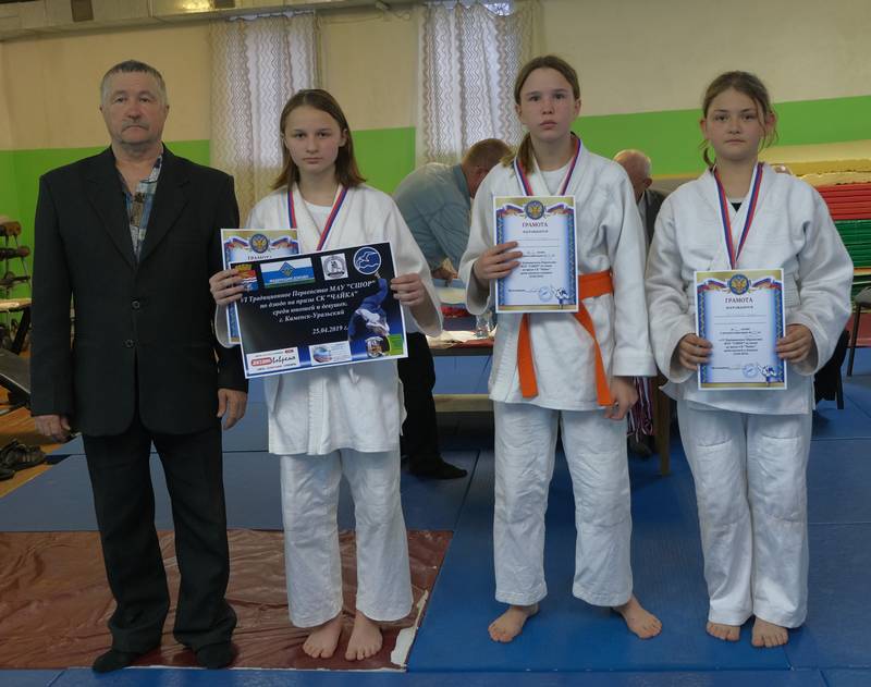 Юные дзюдоисты сразились в поединках на ковре спортклуба «Мужество» в Каменске-Уральском. Спонсорам пришлось учредить спецпризы!