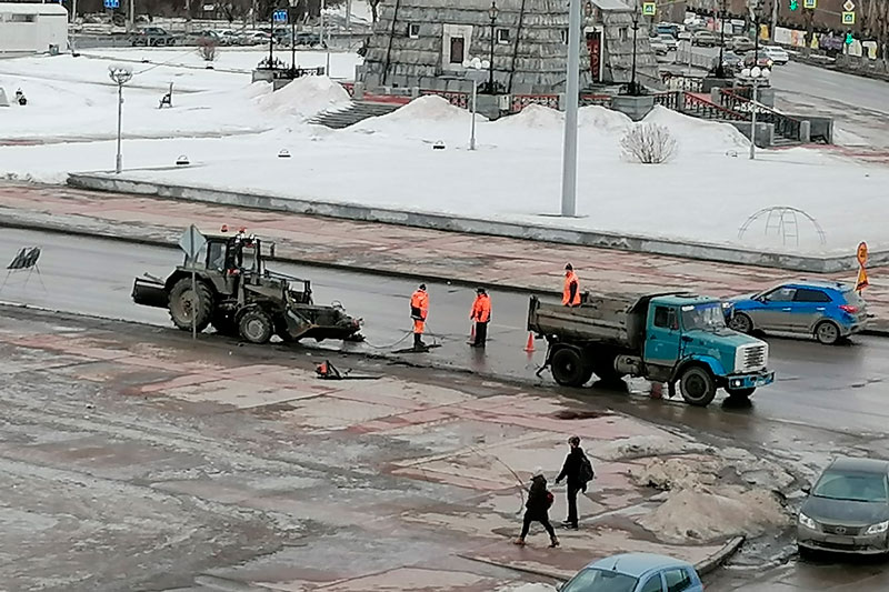 Полумера для упрощения жизни автомобилистам. В центре Каменска дорожники начали сезонный ямочный ремонт. Что залатают первым делом?