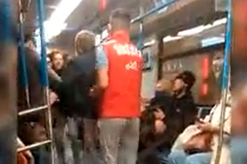 Кашлявшую женщину без маски избили в московском метро