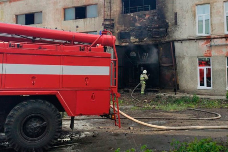 Из пожара эвакуировались 23 человека: утром в понедельник в промзоне в Каменске-Уральском вспыхнуло трансформаторное масло