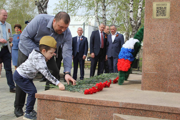Как это было: жители Каменска-Уральского в День Победы пришли к мемориалам, чтобы поклониться фронтовикам Великой Отечественный войны