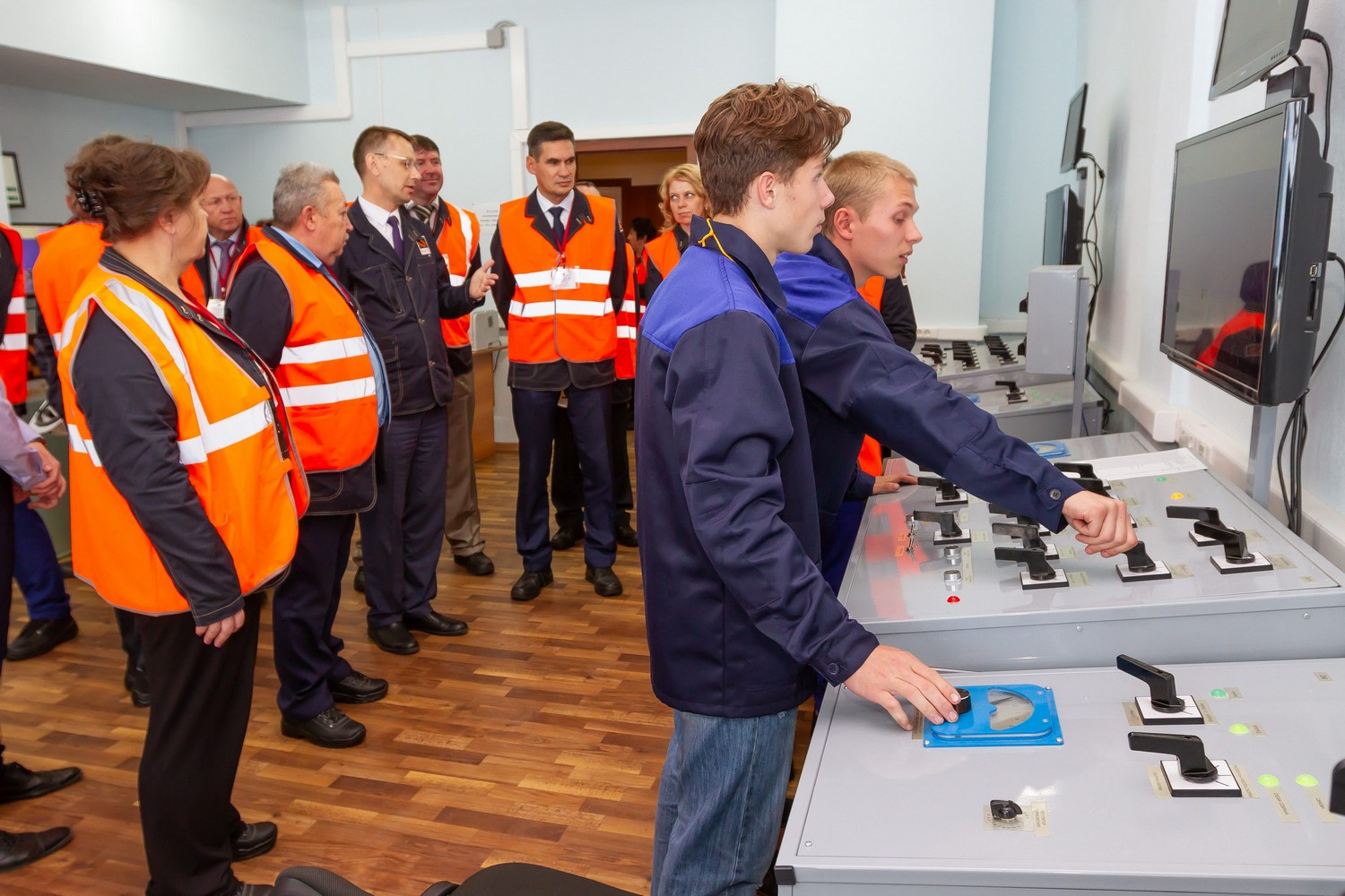 Чиновники областного Минобразования заинтересовались учебными классами, где рабочие СинТЗ Каменска-Уральского повышают квалификацию