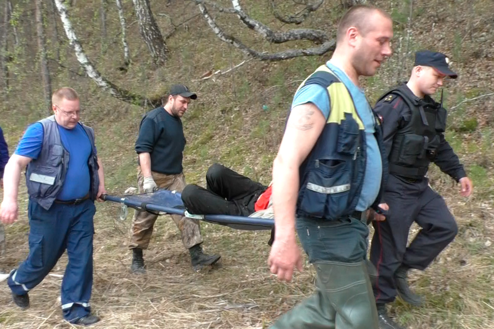 Как в Каменске-Уральском спецслужбы спасали пьяного мужчину, который свалился с обрыва. Полицейские спустились к нему по крутому склону Как в Каменске-Уральском спецслужбы спасали пьяного мужчину, который свалился с обрыва. Полицейские спустились к нему по крутому склону