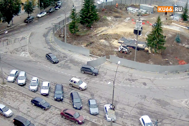 Минутой бы позже… Забор, который огораживал стройплощадку в Каменске-Уральском, сорвало ветром и отбросило на проезжавший кроссовер Минутой бы позже… Забор, который огораживал стройплощадку в Каменске-Уральском, сорвало ветром и отбросило на проезжавший кроссовер