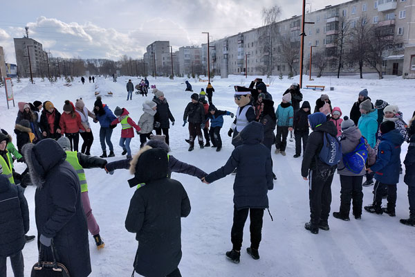 Чтобы дороги были безопасными для детей. День рождения движения юных инспекторов отметили в Каменске-Уральском: сыграли и станцевали...