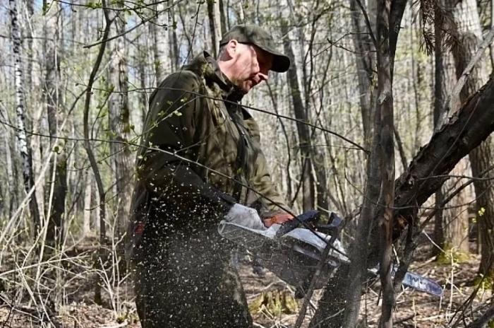 От уборки до посадки деревьев: как прошел субботник с участием властей в Екатеринбурге | Денис Паслер и Алексей Орлов приняли участие в субботниках в Екатеринбурге