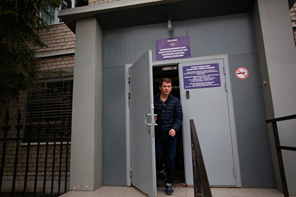 Полицейских Каменска, заставлявших юношу копать себе могилу, а у девушки спрашивавших, девственница ли она, покажут по федеральным каналам