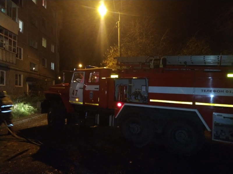 Накануне вечером в Каменске-Уральском в девятиэтажке загорелся мусорный бак