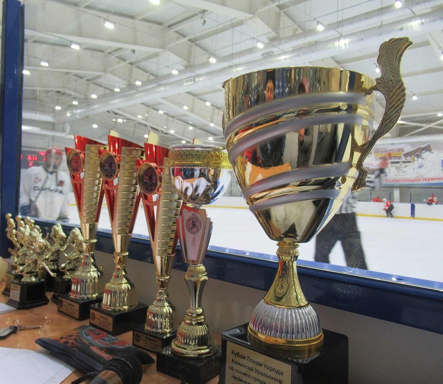 Соревнования по хоккею на кубок главы прошли в Каменске-Уральском. Борьба была жаркой – клюшки скрестили три команды. Кто победил?