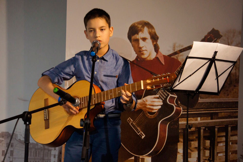 Одним из певцов на фестивале Ural Music Night стал юноша из Каменска, который влюблен в творчество Высоцкого. Сравните с оригиналом!