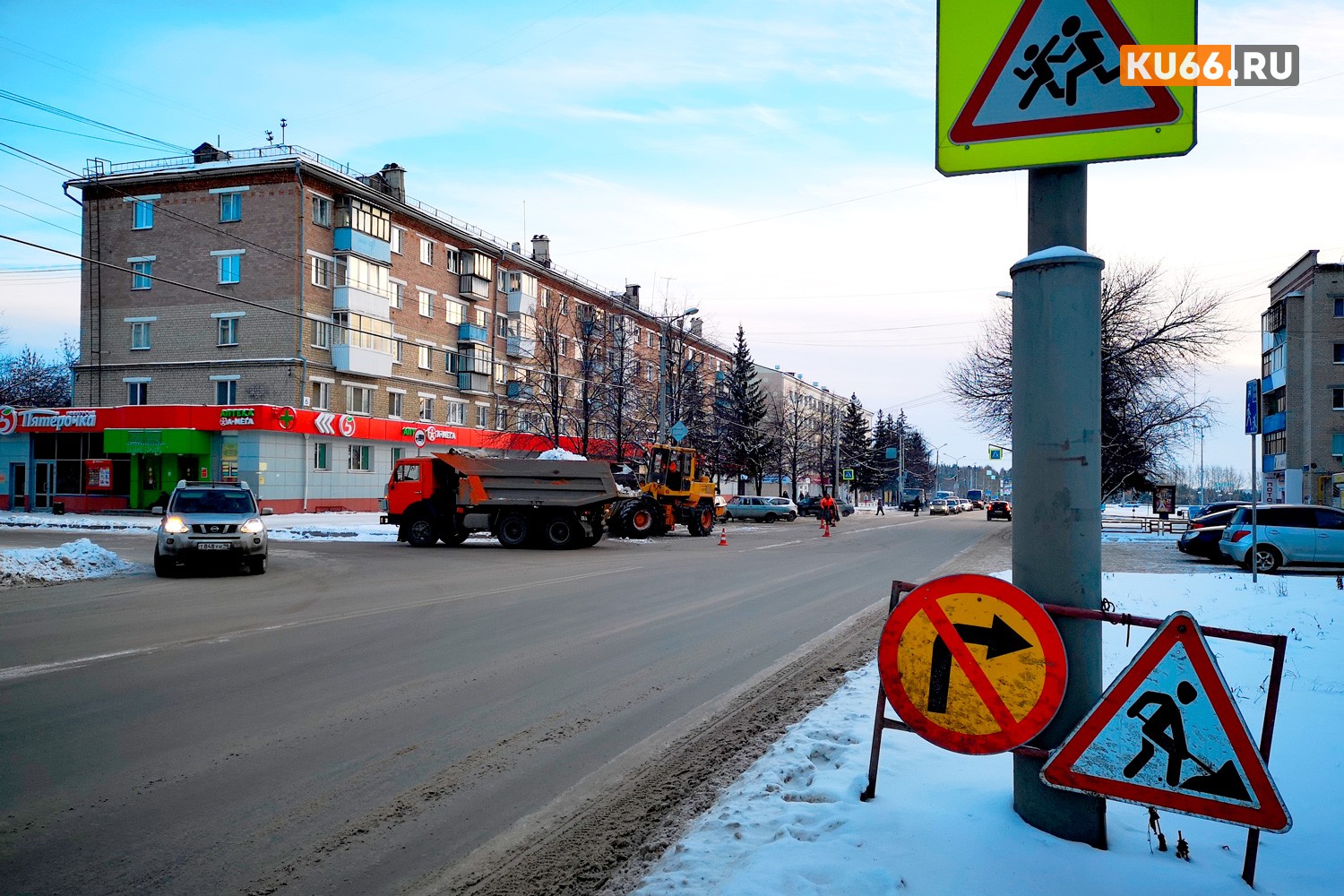 Дорожники усердно чистят дороги и тротуары в Каменске – уже вывезли почти 1,5 тыс. тонн снега. Говорят, непогода врасплох не застала