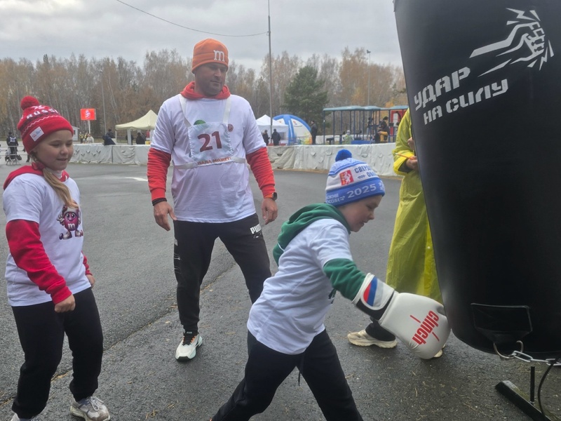 Бокс, шашки и песни: в Каменске-Уральском прошёл семейный конкурс «Папа может» с 44 командами | 44 команды вышли на старт конкурса «Папа может» в Каменске-Уральском