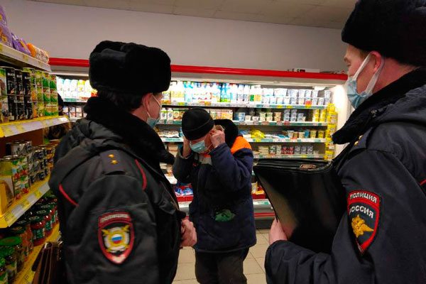 Люди носят маски на подбородках… Как прошли рейды в торговых центрах и крупных магазинах на главном проспекте в Каменске-Уральском?