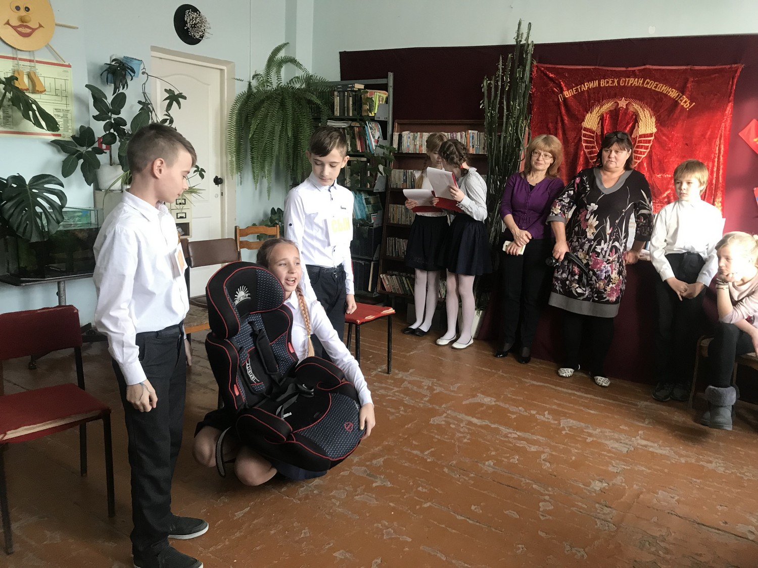 Остались в восторге: как одни школяры учили других в Каменске-Уральском правилам дорожного движения. «Мы родителям обязательно напомним...»