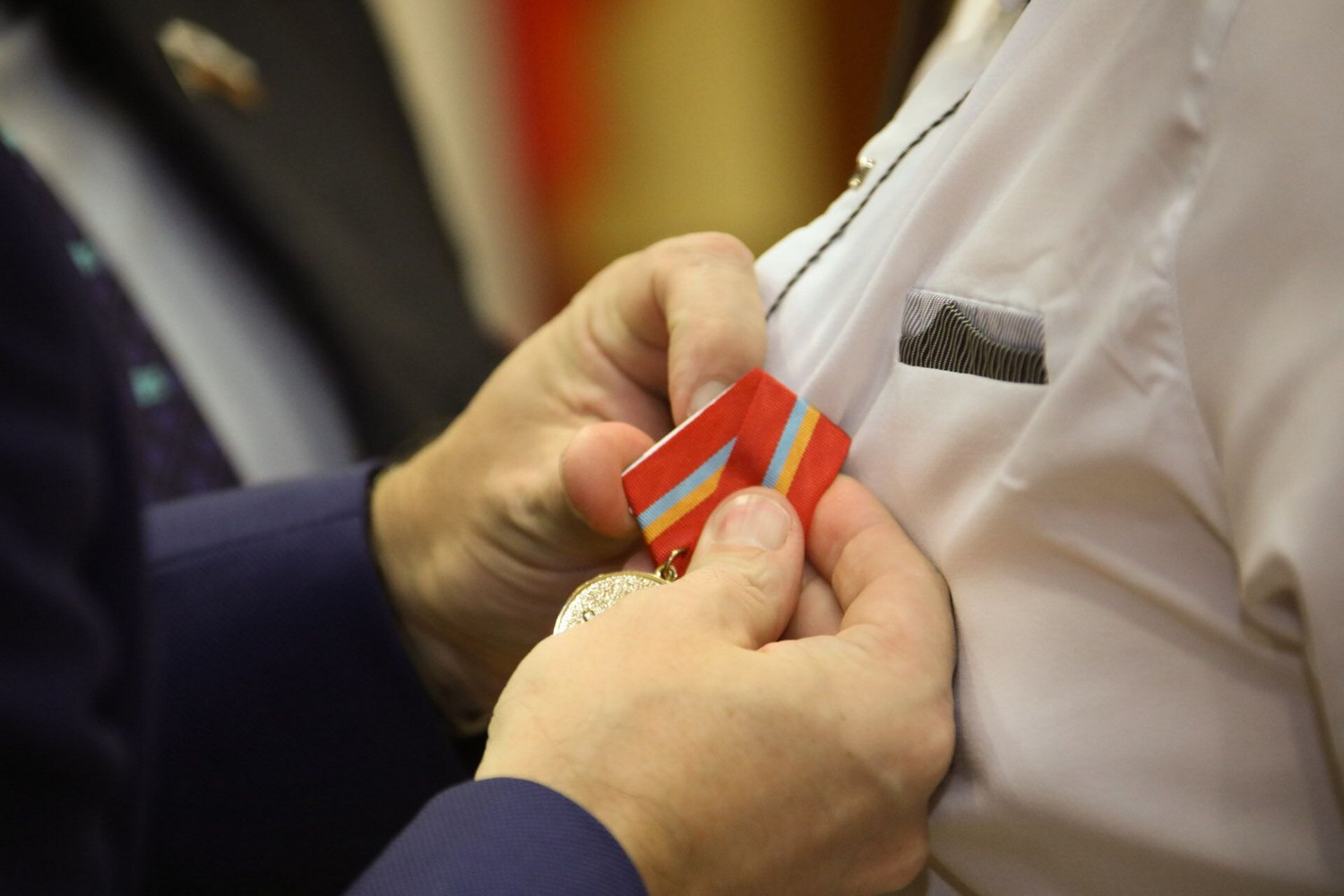 Парнишку, который заметил пожар в коллективном саду в Каменске-Уральском и начал его тушить, наградили вице-губернатор и член СовФеда