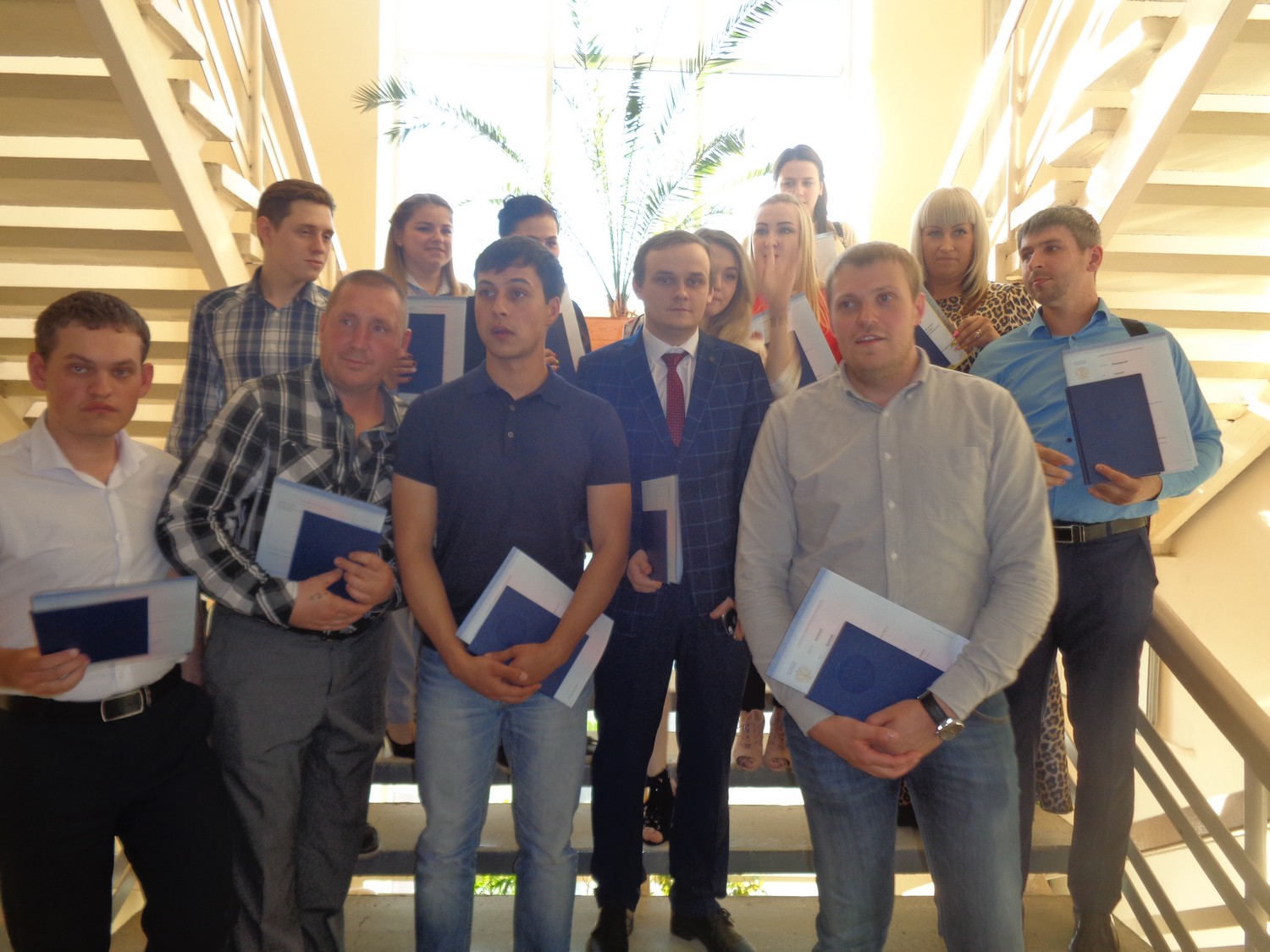 Студенты получили дипломы: в УрГЭУ в Каменске-Уральском приглашают специалистов не останавливаться на достигнутом. Знания – сила!