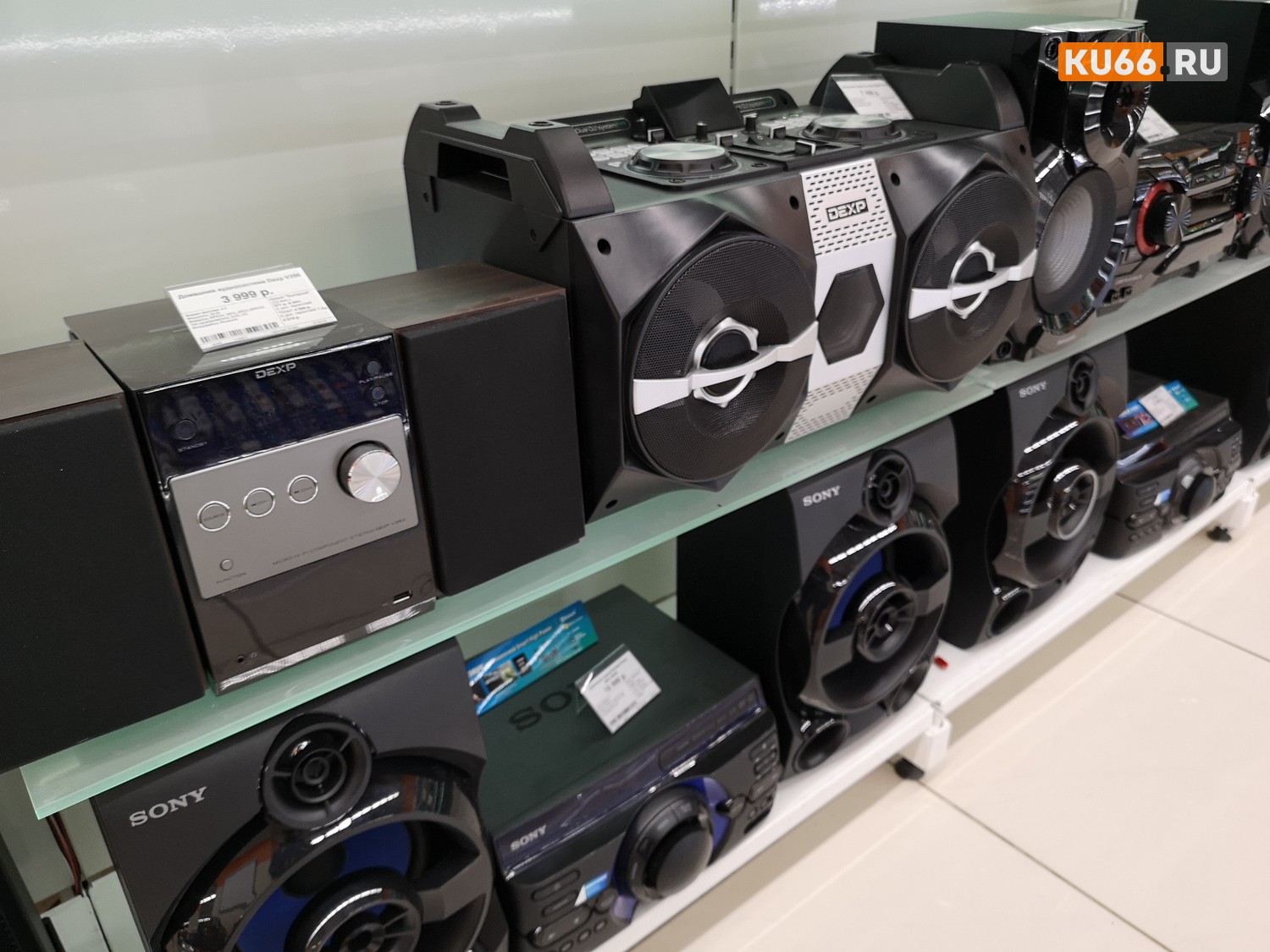 Неизвестный воспользовался открытым окном, залез в квартиру дома по ул. Лермонтова в Каменске-Уральском и вынес оттуда музыкальный центр