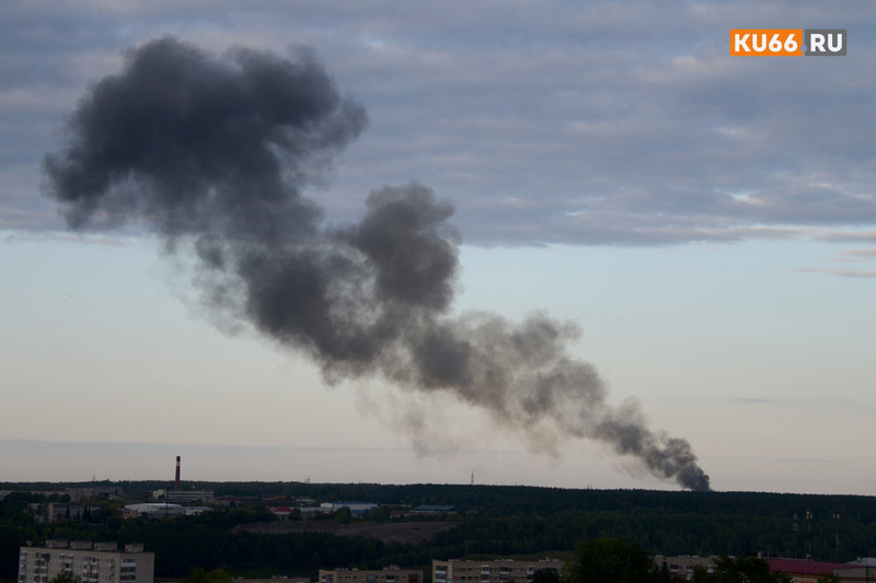 «Шел густой черный дым». В Каменске-Уральском вспыхнула городская свалка — огонь за считанные минуты увеличился в пять раз