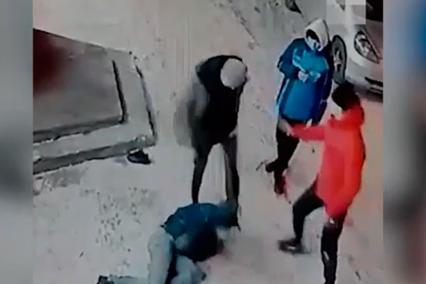 Кадры погони за подростками, которые избили таксистку и угнали авто