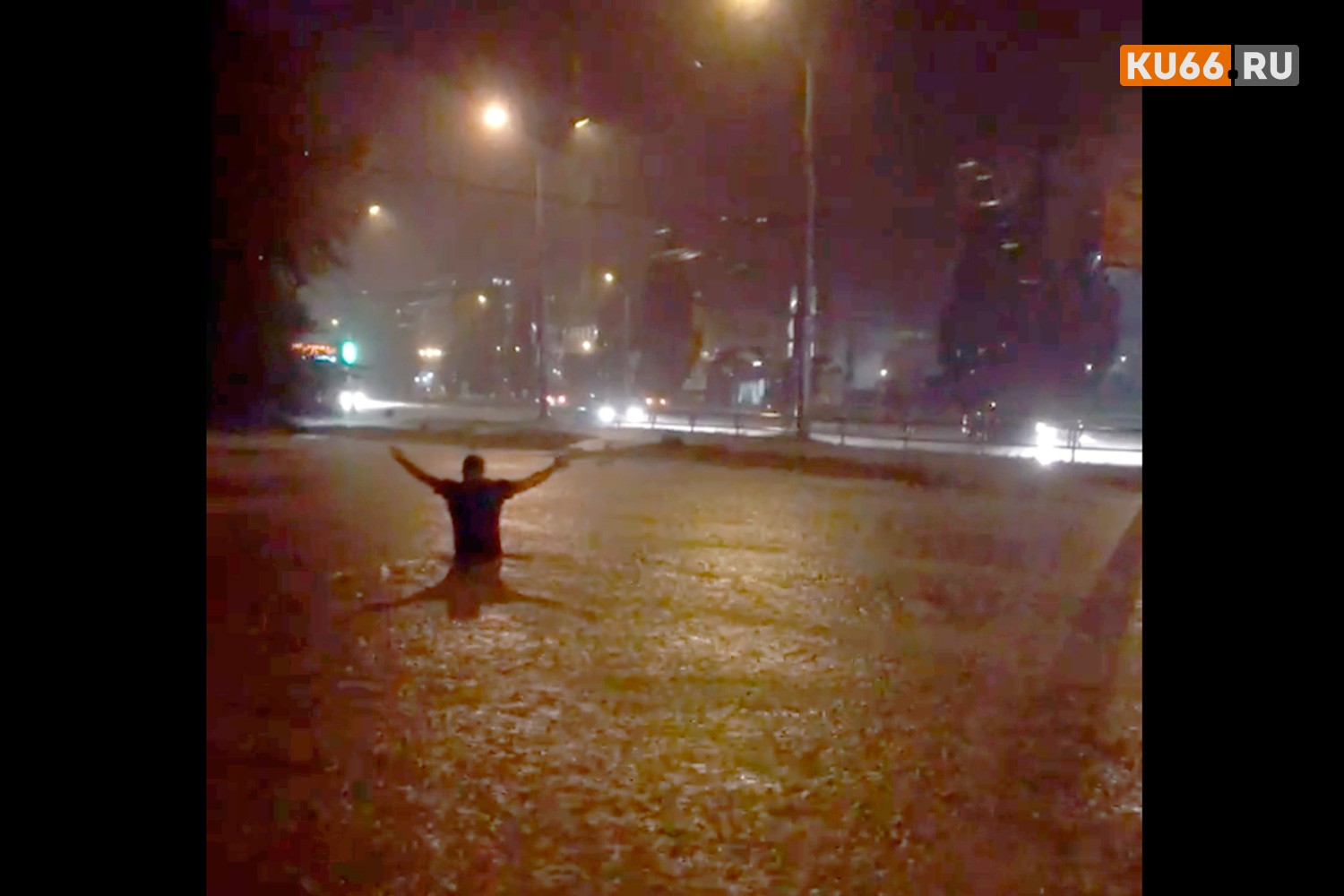 После ливня одна из улиц Каменска-Уральского ушла под воду. В импровизированном «канале» устроил купание один из местных жителей