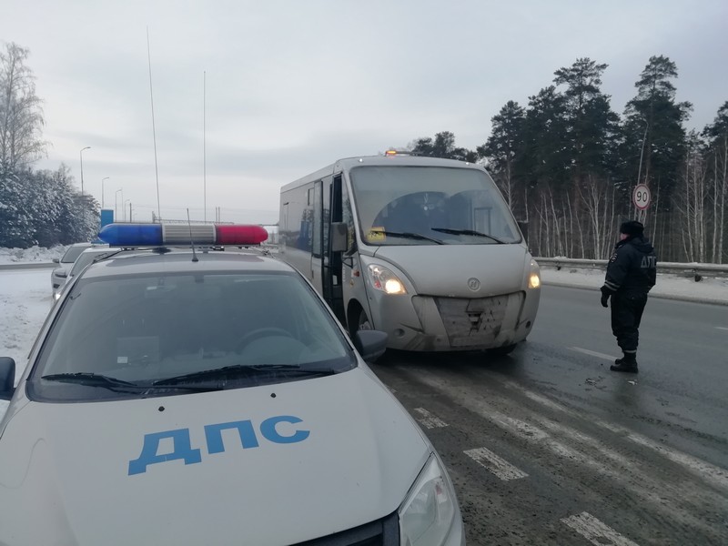 Инспекторы ГИБДД остановили на трассе автобус — подростки ехали с нарушениями на соревнования в Каменск. Их вещи увезли в гостиницу...