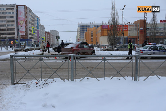 В Каменске-Уральском пьяный водитель «японки» вылетел на «красный» и протаранил отечественную легковушку. Пострадали двое. ФОТО, ВИДЕО