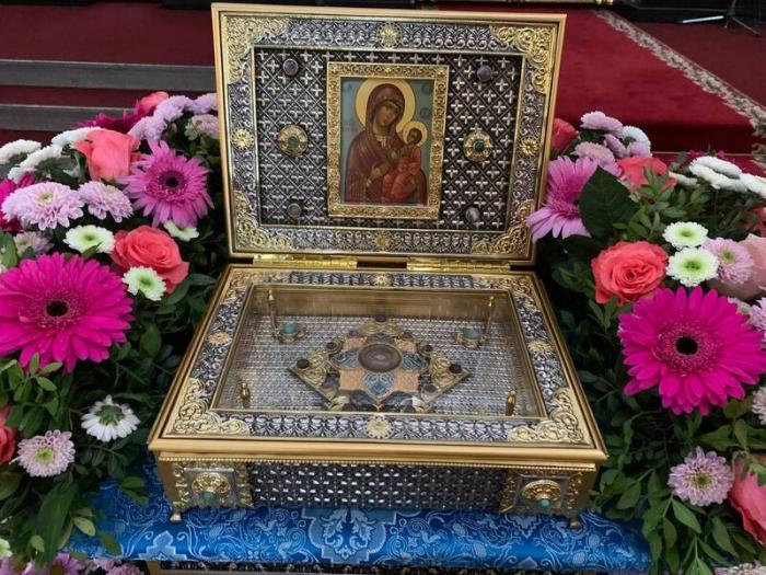 Чудо в Каменске-Уральском! Святыня, которую ждали православные, прибыла в Свято-Троицкий собор | Ковчег с частицей Пояса Пресвятой Богородицы прибыл в Каменск-Уральский 