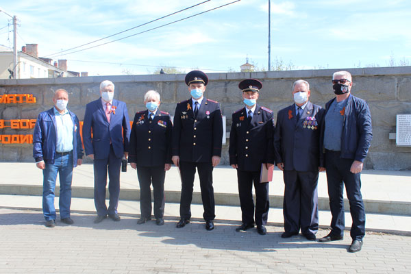 Руководство МО МВД России «Каменск-Уральский» возложили цветы в память о погибших в годы Великой Отечественной войны
