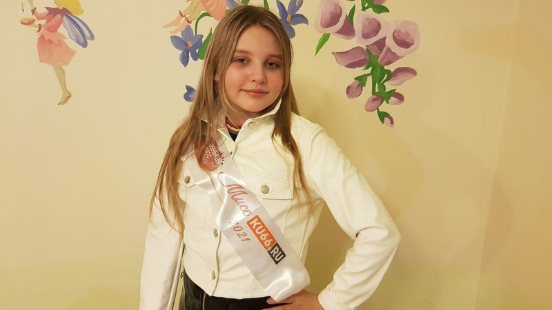 Большой плюшевый мишка от KU66.RU — в руках у участницы каменского конкурса «Маленькая Мисс Весна». Награда нашла «репортера» портала!