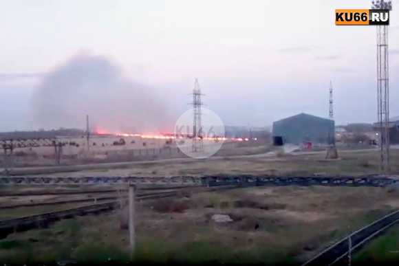 «Подъехала скорая помощь. Тут дышать-то нечем». За СинТЗ в Каменске-Уральском бушует лесной пожар, тушат огнеборцы-заводчане и МЧС. ВИДЕО