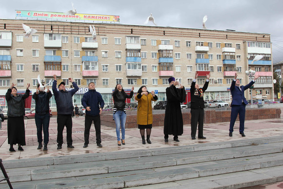 «Счастье, что мы живем под мирным небом…» Жители Каменска-Уральского запустили в небо живых и бумажных голубей в память о героях войны