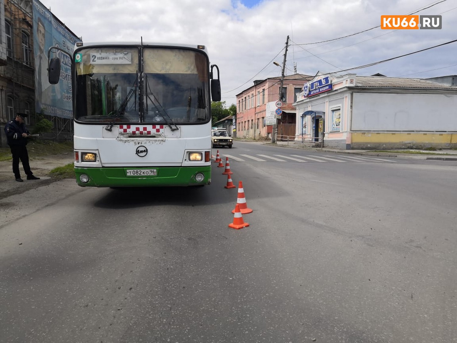 Трое пассажиров упали и сильно травмировались: автобус резко затормозил на ул. Ленина в Каменске — это привело к неприятным последствиям